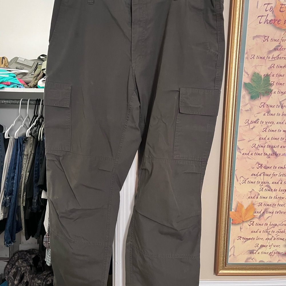 LAPD gear. OD green cargo pants. Really nice shape.